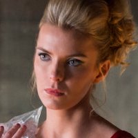 Betty Gilpin Çıplak