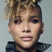 Emmy Raver-Lampman Çıplak
