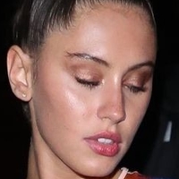 Iris Law Çıplak