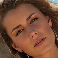 Linda Mucina Çıplak