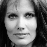 Maud Adams Çıplak