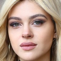 Nicola Peltz Çıplak